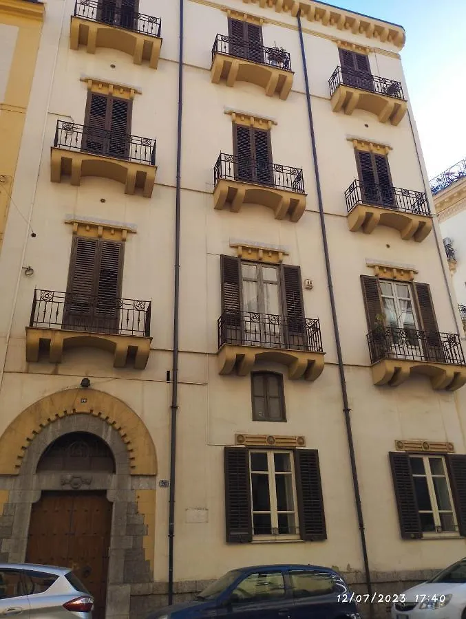 Appartamento La Casa Di Nana In Centro Palermo 0*,